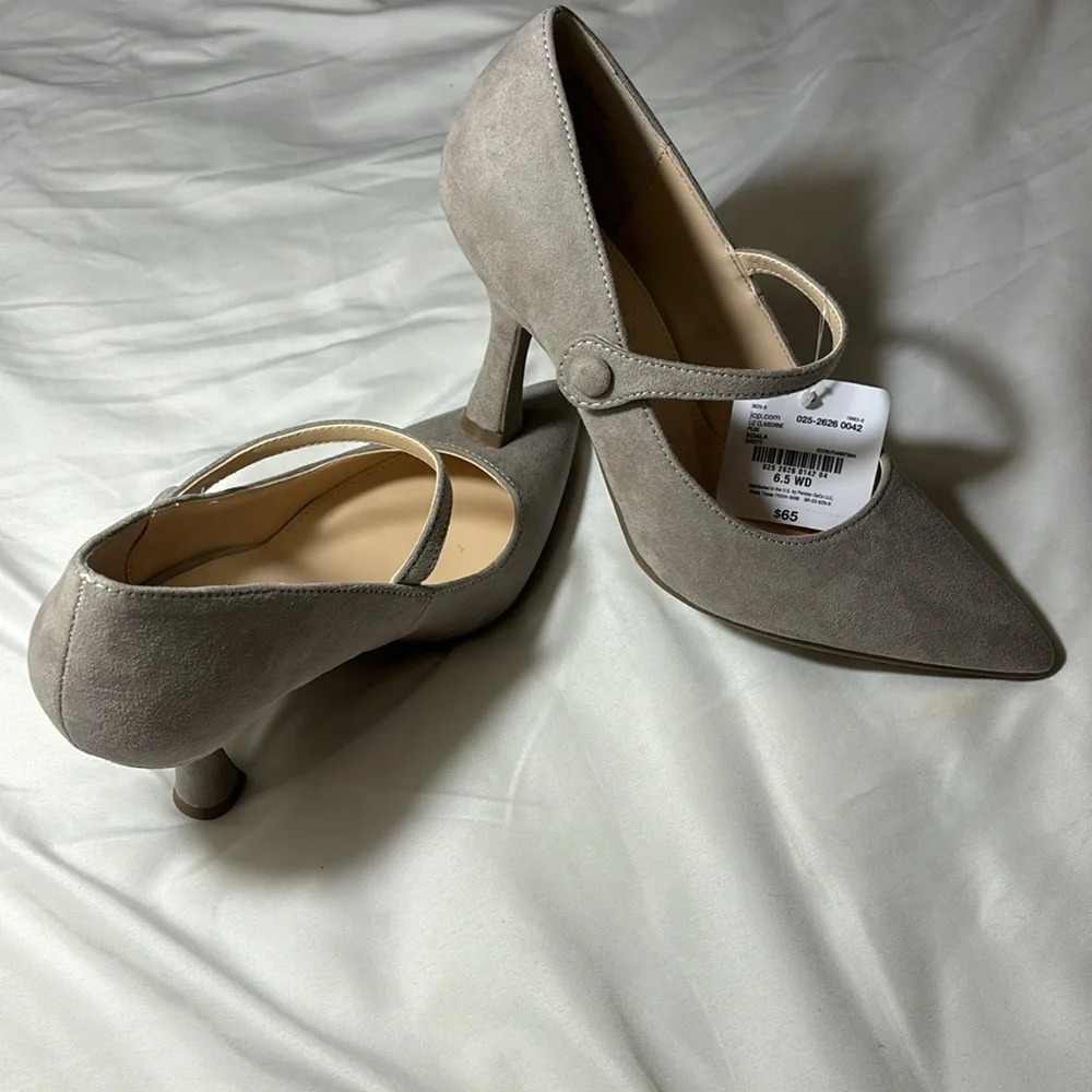 Liz Claiborne Suede Peak Pointed Toe
Spool Heel Pumps - Picture 7 of 7